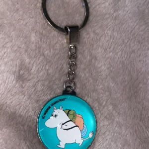 Mumin nyckelring - Fin Mumin-nyckelring med Mumin som bär ryggsäck 💙Äkta Mumin-produkt (märkt © Moomin Characters™)