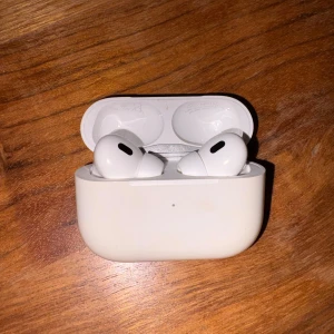 Apple AirPods Pro 2  - Intressekoll på Apple AirPods Pro 2 köpta innan sommaren -25 så knappt använda. Funkar fint, enda skavanken är några små-repor på baksidan enligt bild men syns knappt ens i dagsljus.                                  Sökord: Hörlurar Bluetooth Hörsnäckor TrådlösaApple AirPods Pro med laddningsetui. 