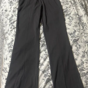 Mörkgrå kostymbyxor - Snygga mörkgrå kostymbyxor, storlek XS, men passar S och M därav att byxorna är stretchiga, helt oanvända med prislapp