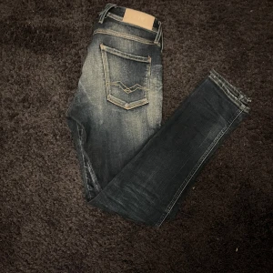 Replay jeans, mörkblåa  - Tvär feta jeans från Replay i mörkblå med slitningar vita detaljer.  Jeansen har normal passform, ganska straight och är av replays Hyperflex som gör de enormt mycket skönare. Storlek 30/32, passar mig perfekt som har gått från 180-183. Jeansen är i väldigt bra skick och är använda sparsamt. 