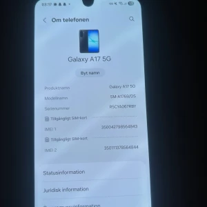 Samsung Galaxy A17 5G - Samsung Galaxy A17 5G i nyskick med originalkartong. Batterikapacitet 5000 mAh, batteritillstånd 100%, endast 1 cykel. Dual SIM, modell SM-A176B/DS. Skärmen och chassit ser ut att vara utan synliga skador eller slitage. Perfekt för dig som vill ha en snabb och pålitlig Android-telefon.
