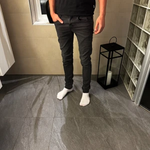 Replay Hyperflex - Säljer ett par svarta Replay Hyperflex jeans. Jeansen har klassisk femficksdesign, svarta sömmar och en snygg Replay-lapp bak i midjan. Stretchigt material som sitter tajt och bekvämt hela dagen. Storleken är 30/34