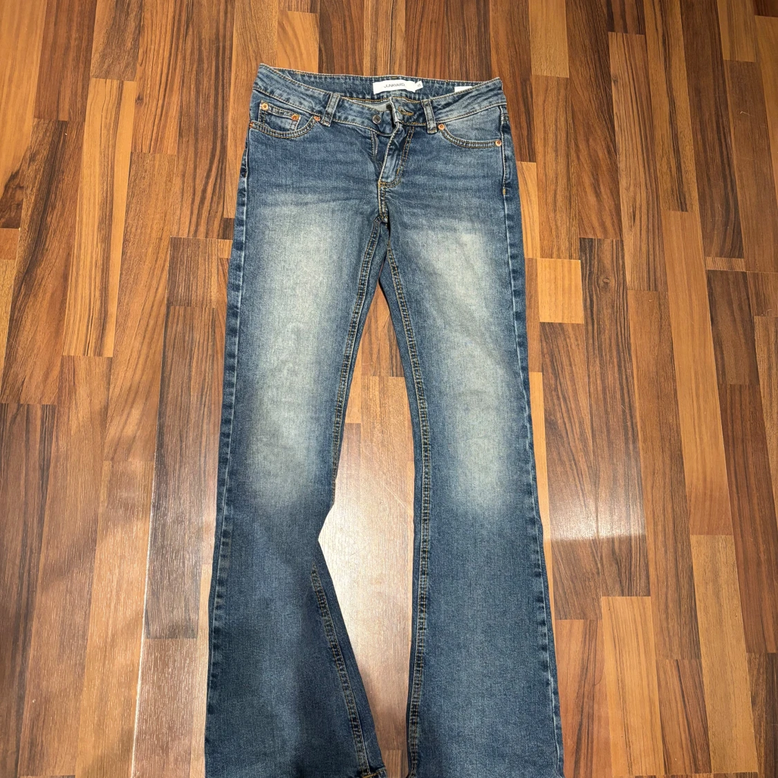 Blå bootcut jeans från Junkyard XS - 1