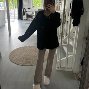 Beiga bootcut träningstights  - beiga byxor från exercare med bootcut och låg midja, perfekta för dig som gillar en avslappnad och trendig look. Materialet är mjukt och stretchigt, Passformen är loose och det är kort modell därför jag säljer dem då dem är lite för korta för min smak jag är 168.