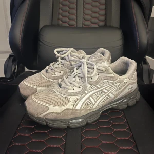 Asics gel - Asics gel i storlek 42,5, använda men är i väldigt gott skick, nypris 2000kr mitt pris 900kr