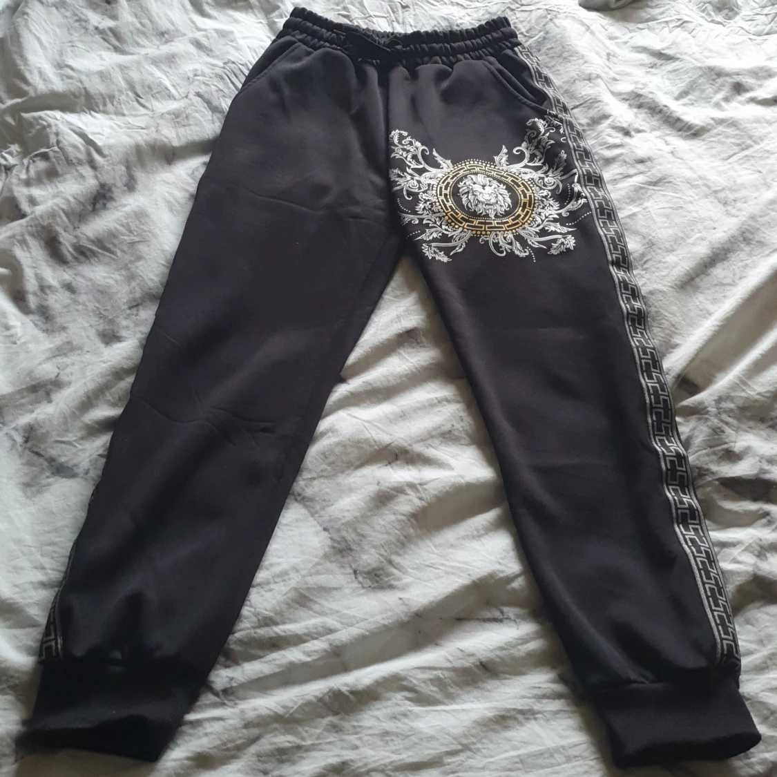 Svarta mjukisbyxor med lejontryck TA Fashion