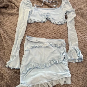 Kjol Sett - Gulligt blått sett med masaa fina volanger passar perfekt till en utekväll.💙