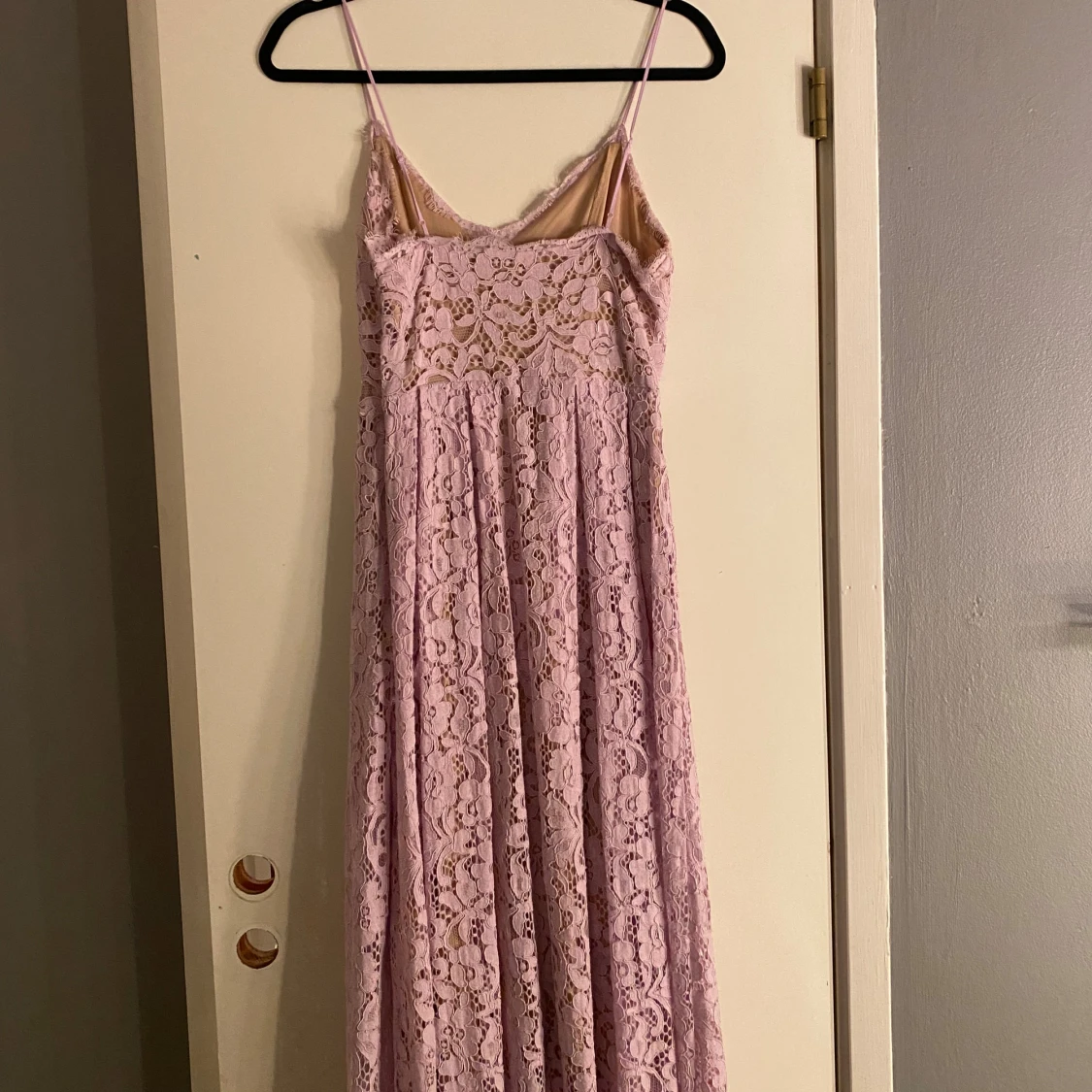 Ljuslila spetsklänning med smala axelband - 1