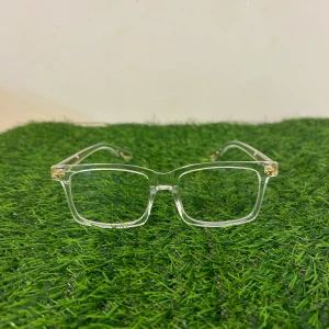 Transparenta glasögon chrome hearts  - Stilrena glasögon med transparent fyrkantig båge och snygga gulddetaljer på skalmarna. Ramen är i plast och har en modern, minimalistisk look som passar till de flesta outfits. Perfekt accessoar för dig som vill ha en clean och trendig vibe.