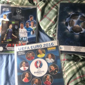 UEFA EURO 2016 Nordic Edition & Champions League Match Attax 2015/16 - Samlaralbum för fotbollskort från UEFA EURO 2016 och Champions League 2015/16. Perfekt för dig som älskar fotboll, samlar på kort och vill ha koll på stjärnorna från Europas största turneringar. Fyllda med coola spelarkort och statistik!