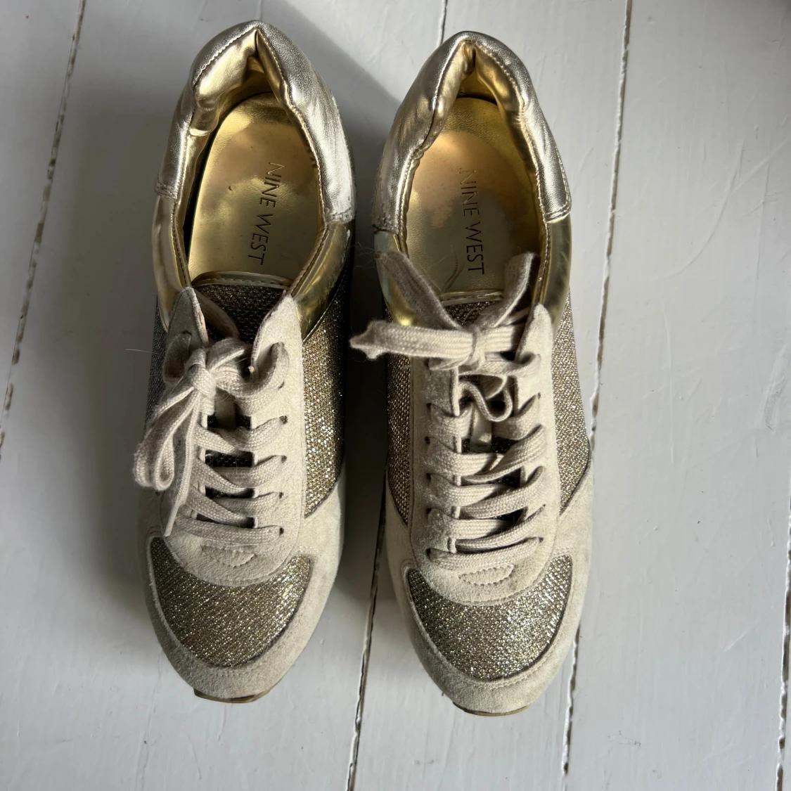 Glittriga sneakers från Nine West - 1