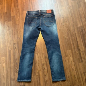Tvär feta Hilfiger Jeans  - Tja! Säljer ett par as feta Hilfiger Jeans. Otroligt sjuk tvätt. Designen på högra bakfickan är lite sliten. Storlek W34 L32, Passform regular/straight. Hör av dig om du har någon fundering!