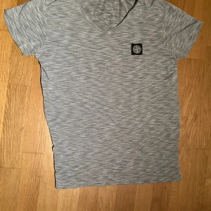  Stone Island T-shirt - En fin t-shirt som märket är Stone Island. Den är i storlek S. Och mycket bra skicka.