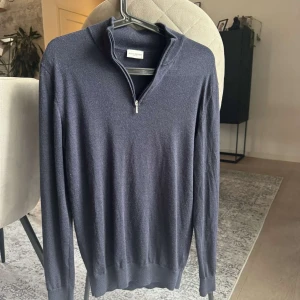 Mörkblå half zip-tröja John Henric - Mörkblå stickad tröja från John Henric med half zip-dragkedja. Hör av er om ni har några funderingar.