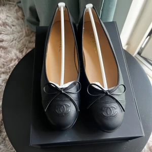 Svarta ballerinas  - Ballerinas i äkta skinn, st 41 men passar mig som brukar ha 40. Present som inte används, kommer utan boxen men med dustbag, kan gå ner i pris vid snabb affär