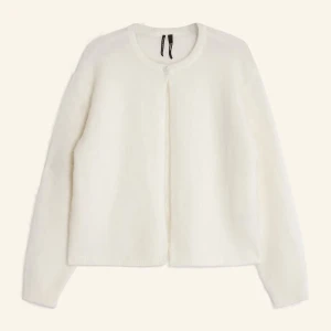 Mohair kofta vit - Helt ny med lapp kvar, finns fortfarande i butik för 700kr. Storlek L men känns mer som M. Jättegullig och fluffig vit kofta mohair- och ullblandning. Rund halsringning, längärmad och stängs med en knapp upptill. 