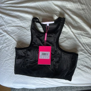 Svart velour linnetopp Juicy Couture - Säljer en svart linnetopp  från Juicy Couture helt ny och aldrig använd🩷