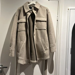 Trenchcoat/jacka från Bikbok  - Beige höst/vår jacka från bikbok i storlek xs. Ganska rymlig jacka och man får plats med en kofta/hoodie under.