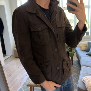 Field jacket brun - Varm och perfekt nu till det kalla vädret. Inga defekter skriv vid fundering ✌️😇