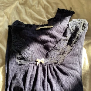 Lila långärmad topp Odd Molly spets - Supersöt blå/lila långärmad topp från Odd Molly med broderad spets runt v-ringningen och en liten rosett framtill. Går att tala om pris💖🫰