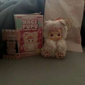 Hacipupu Gummy bear popmart - Söt HaciPupu Gummy Bear från Pop Mart. Inkluderar originalförpackning och tillbehör. Endast öppnad.