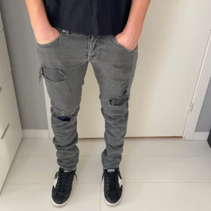 Dondup jeans - Tja! Säljer nu dessa feta dondup jeansen! Jeansen är i fint skick med en fin grå färg och feta slitningar! Storlek 33! Skriv vid bilder eller frågor