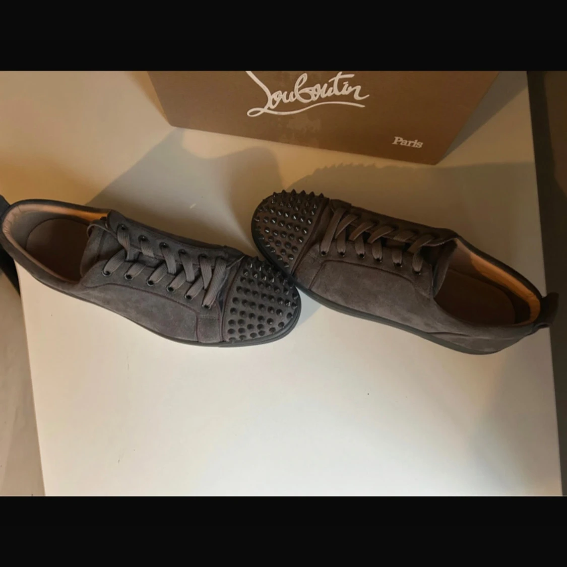 Grå mocka sneakers från Louboutin - 1
