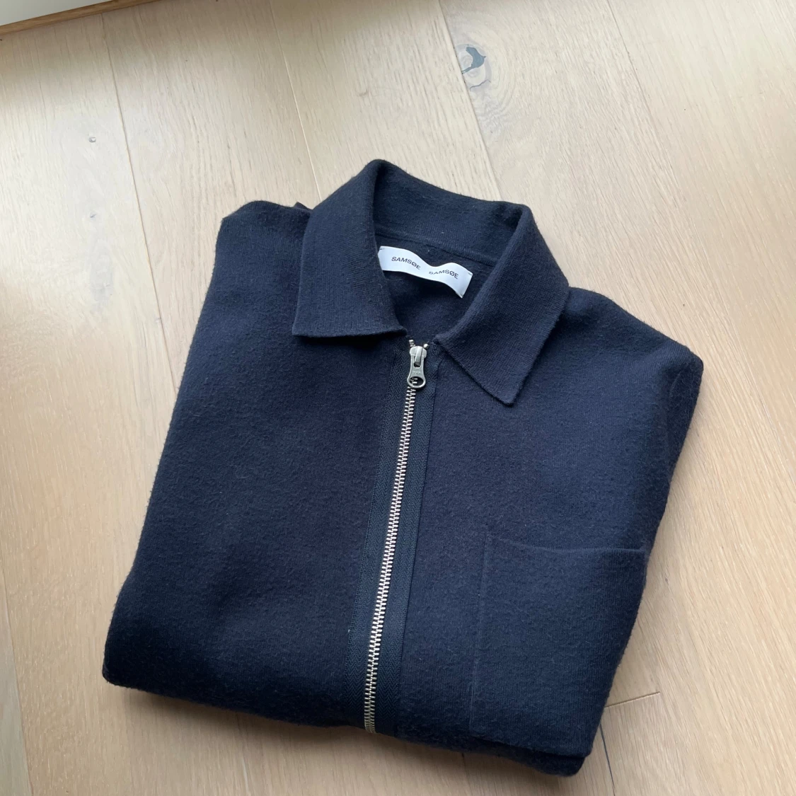 Marinblå fullzip från Samsøe Samsøe