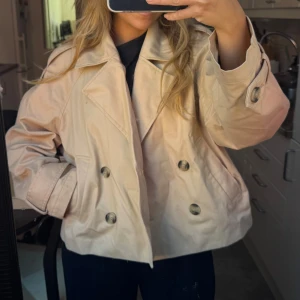 Kort trenchcoatjacka - Använd fåtal gngr🩷