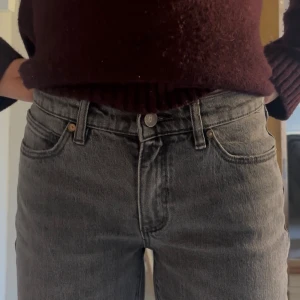 Gråa Abrand Low Straight jeans - Säljer ett par gråa jeans från Abrand i modellen A '99 Low Straight. De har låg midja och raka ben! Jag är 163 och de är lite långa på mig🤗