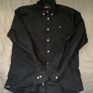 Svart skjorta från Morris  - Svart skjorta från Morris i storlek M. Fint skick till ett bra pris. Nypris: 1995kr. Mitt pris: 249kr                    Vid frågor eller funderingar, tveka inte att höra av dig.