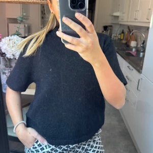 Stickad topp - Stickad tröja från ginatricot, använd 1 gång🩷