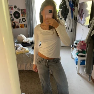 Grå wide / baggy jeans från Gina - Säljer ett par gråa jeans från Perfect Jeans i storlek 36. Modellen har låg midja och breda ben för en chill och trendig look. Jeansen är tillverkade i klassiskt denim och har fem fickor samt knapp och dragkedja framtill. Jag är 167