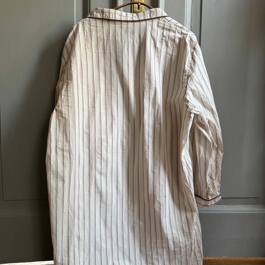 Randig vit skjorta med bruna detaljer - 2