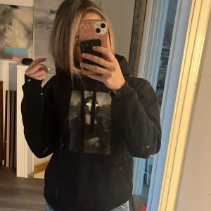 Svart hoodie med tryck  - Hoodie från the cool elephant 