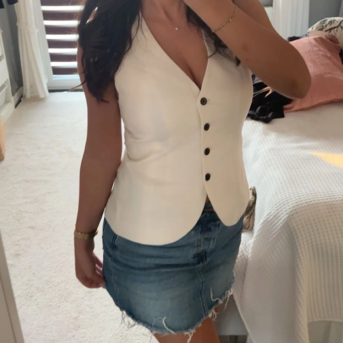 Vit figursydd väst med knappar