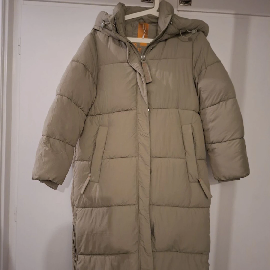 Beige lång pufferjacka med huva - 1