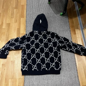 Gucci jacka - Gucci jacka storlek M skriv dm för mer info och bilder
