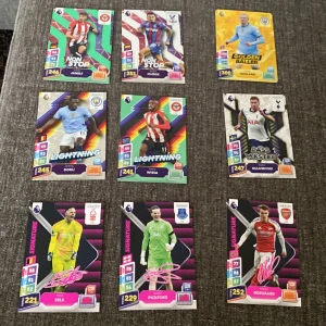 Panini Premier League Football Cards - Samling av coola Premier League fotbollskort med stjärnor som Haaland, Kulusevski och Ødegaard. Perfekt för unga fans som vill byta, samla eller bara njuta av sina favoritspelare! Färgglada och unika kort med olika teman och signaturer.