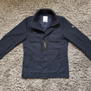 J Lindeberg bailey field jacket  - Säljer denna riktigt feta j Lindeberg field jacketen!⭐️Skick : 9/10🙌Storlek S passar S!⭐️NYPRIS = 4000kr! Hör gärna av er om ni har funderingar!👍kvitto kommer ej med