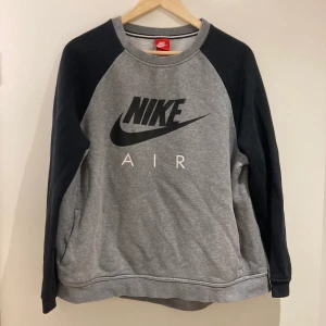 Nike air tröja - Tjocktröja från Nike air i bra skick. Ganska lös passform, exakta mått kan fås på begäran. 