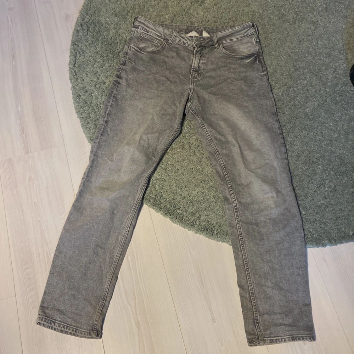 Grå tapered jeans från H&M, strl 164