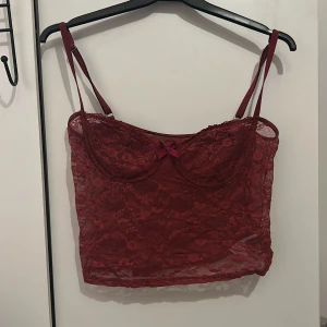Spets topp -  Jag säljer en vinröd spets, linnet topp jättesnygg, men tyvärr bara använt en gång men säljare då den är alldeles för liten i bysten  så i toppenskick🙌i storlek M men skulle passa en S/ xs om man har liten byst.