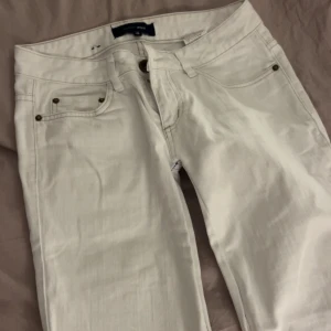 Vita bootcut jeans från Bossini - Snygga vita jeans från Bossini med klassisk femficksdesign och bootcut-ben. Jeansen har normal passform och är tillverkade i ett mjukt bomullstyg med diskreta kontrastsömmar. Perfekta för dig som vill ha en fräsch och stilren look. Lite insydda som ni kan se på bild 4 men passar en som har xs på byxor i vanliga fall och är 166 cm lång 