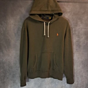 Ralph Lauren Hoodie - Stl M - Mycket fint skick, 9/10 | Stl: M | Färg: Olivgrön, unik och riktigt snygg! | Självklart Äkta | Han på bilden är 174cm | Hör av dig vid frågor | Mvh Galgen ✌️