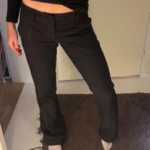Svarta kostymbyxor från BikBok - Svarta kostymbyxor från BikBok i storlek 36, säljer för att storleken blev fel och har därför inte heller använt dem så mycket. Ordinare pris 499