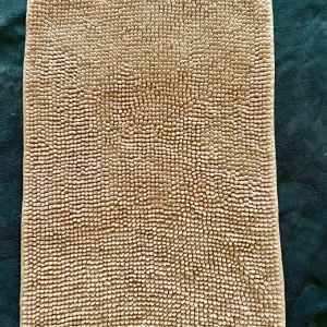 Matta - En beige badrummsmatta från ikea. 