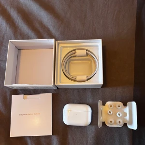 AirPods Pro2 USC-C - Säljer ett par AirPods Pro i mycket fint skick, komplett med originalkartong, laddningskabel, extra öronkuddar och manual. Hörlurarna och laddningsfodralet är rena och utan synliga repor eller skador. Perfekt för trådlös musik och samtal med aktiv brusreducering.
