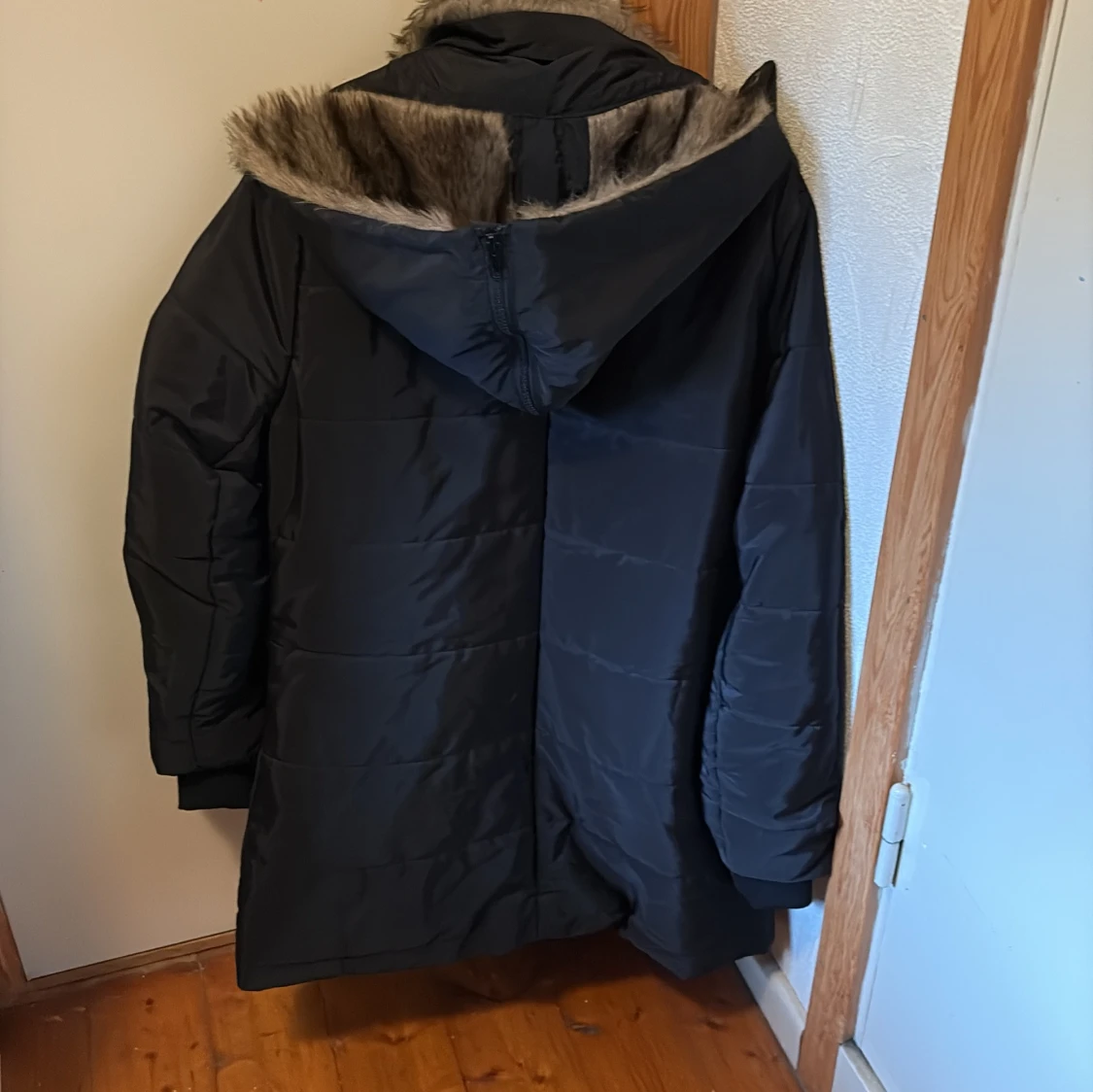 Svart pufferjacka med fuskpäls - 1