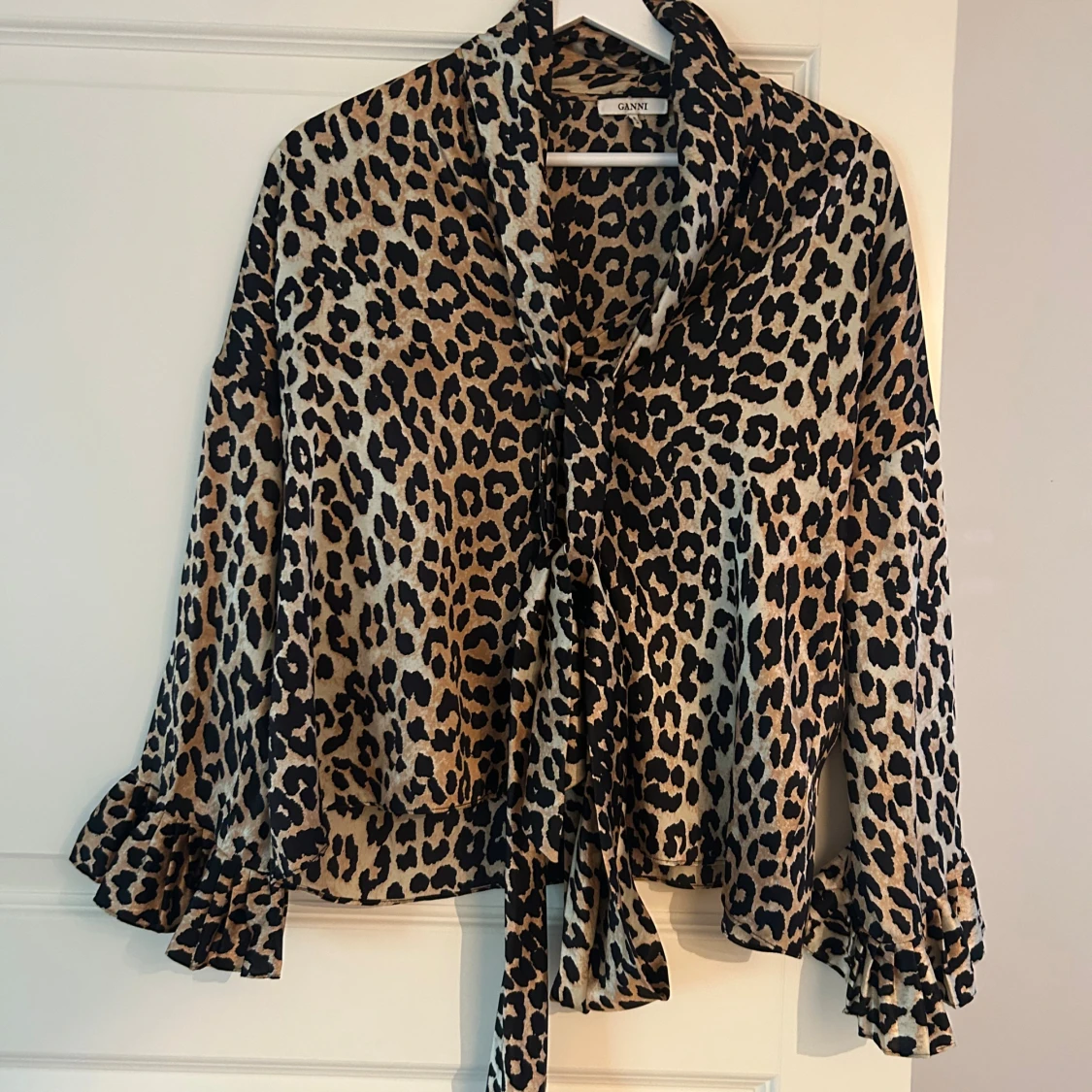 Leopardmönstrad silkesblus från Ganni - 1